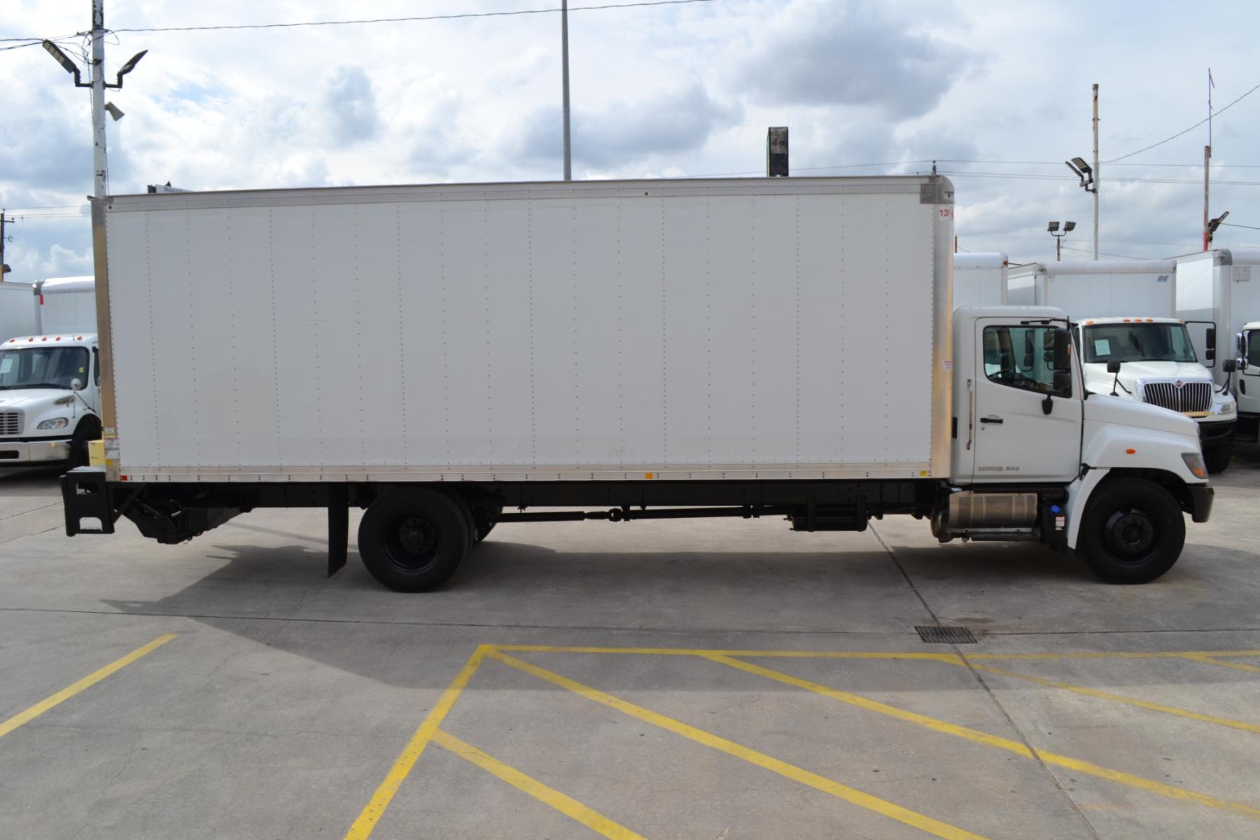 2020 WHITE /BLACK HINO 268 with an JO8E-WU 8.0L 230HP engine, ALLISON 2200HS AUTOMATIC transmission, located at 9172 North Fwy, Houston, TX, 77037, (713) 910-6868, 29.887470, -95.411903 - 25,950LB GVWR NON CDL, 26FT BOX, 13FT CLEARANCE, HEIGHT 103" X WIDTH 102", 2,500LB LIFT GATE, 95 GALLON FUEL TANK, SPRING RIDE, COLD A/C - Photo #3